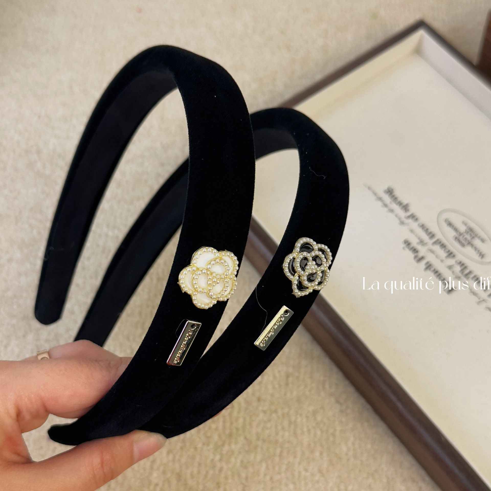 Women Accessories Logo - กำมะหยี่สีดำรูปดอกคามิเลียที่คาดผมที่คาดผมไข่มุกอุปกรณ์ตกแต่งผมแฟชั่นสไตล์อิตาลีคลาสสิกสำหรับผู้หญิง
