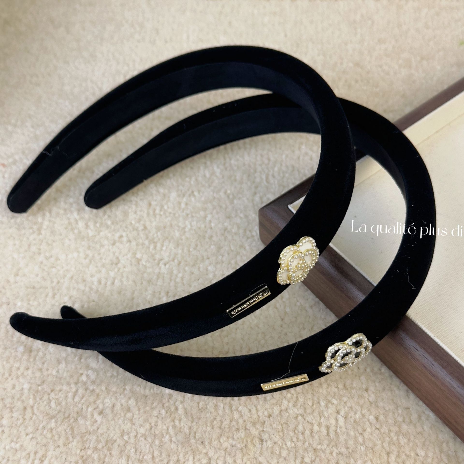 กำมะหยี่สีดำรูปดอกคามิเลียที่ค - Women Accessories Logo บทวิจารณ์และราคา