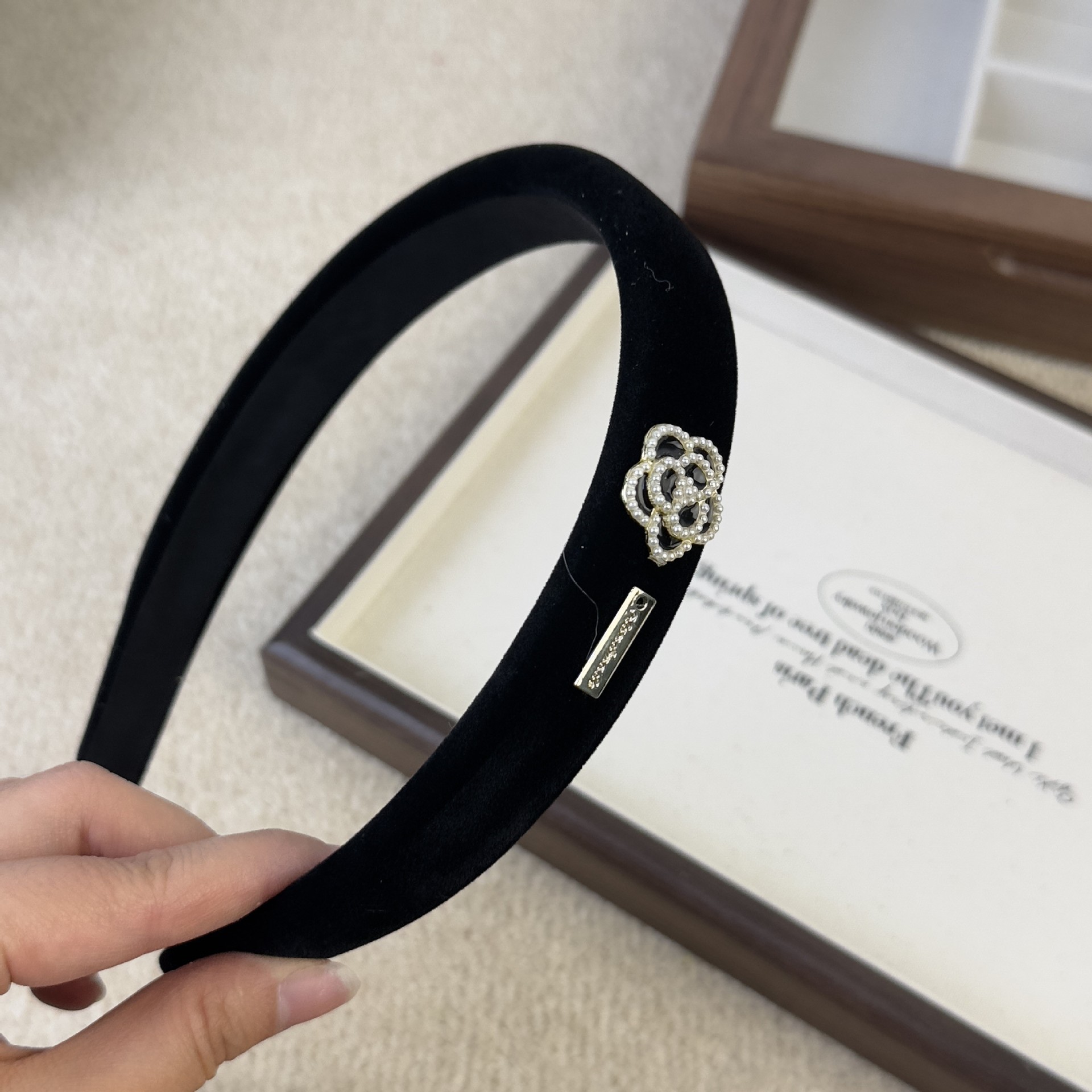 กำมะหยี่สีดำรูปดอกคามิเลียที่ค - Women Accessories Logo บทวิจารณ์และราคา