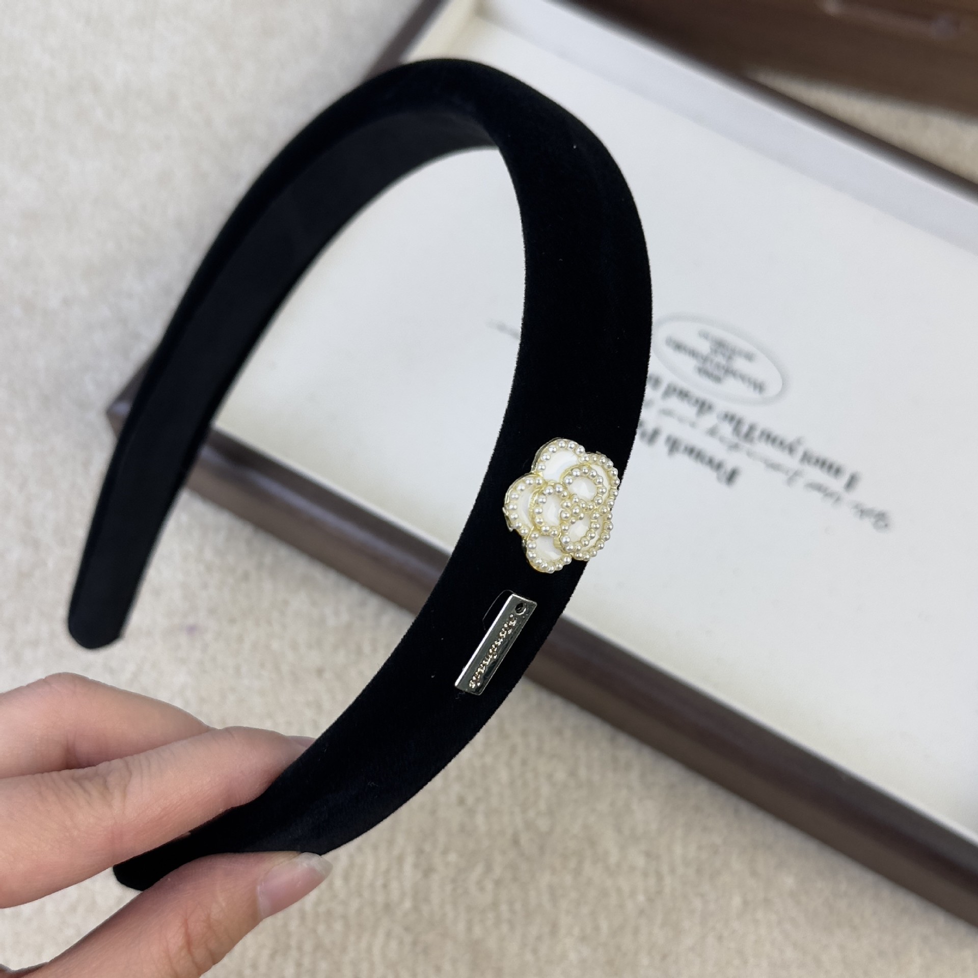 กำมะหยี่สีดำรูปดอกคามิเลียที่ค - Women Accessories Logo บทวิจารณ์และราคา